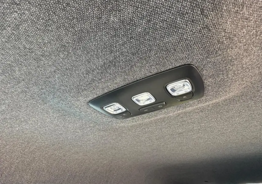 Plafonnier intérieur avec trois lampes LED et commandes, vue du toit d'une Renault Symbioz blanc nacré 2025.