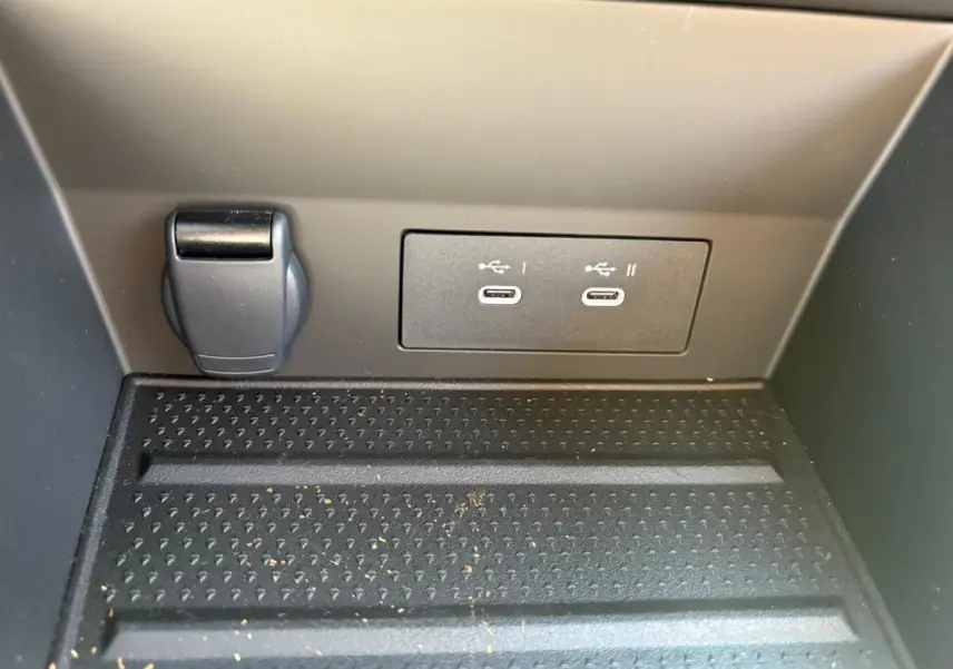 Prise 12 V et deux ports USB-C intégrés dans la console centrale du Renault Symbioz blanc nacré 2025.
