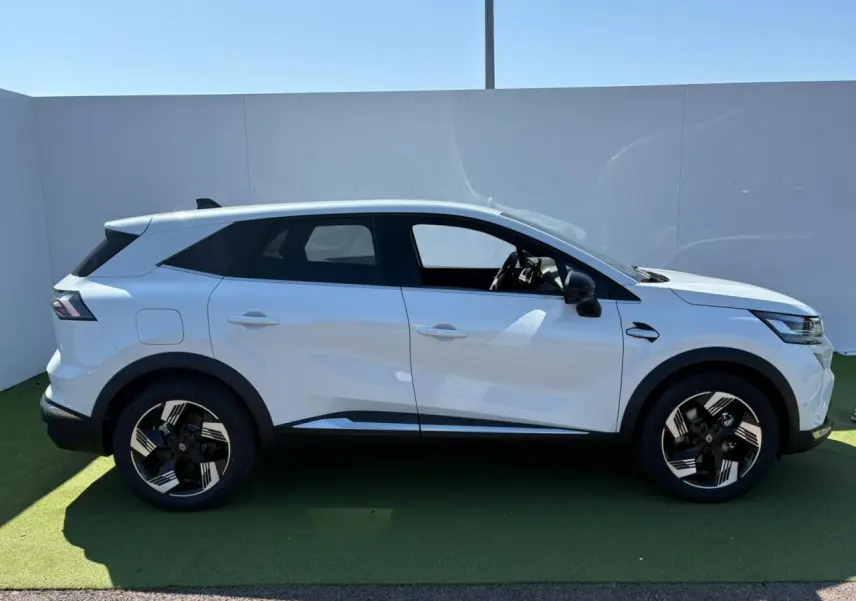 Profil latéral droit d'un Renault SYMBIOZ blanc nacré avec jantes 18 pouces au design moderne sur fond neutre.