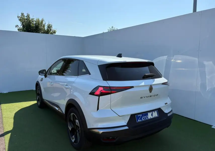 Vue 3/4 arrière droite d'un Renault Symbioz blanc nacré avec feux arrière LED et jantes 18 pouces Gravity.