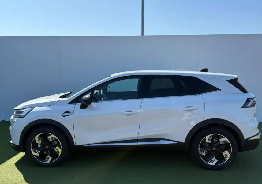 Profil côté gauche du Renault SYMBIOZ blanc nacré 2025 avec jantes 18 pouces Gravity et vitres surteintées.