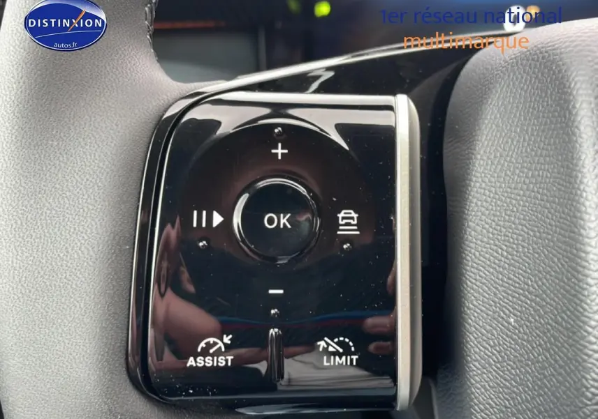 Gros plan sur les commandes au volant du Citroën C5 Aircross 2026 gris platinium, avec boutons multifonctions.