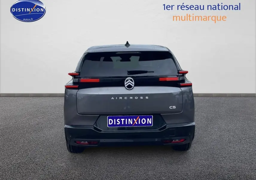 Vue arrière d'un Citroën C5 Aircross gris platinium 2026 avec feux LED horizontaux et logo centré.