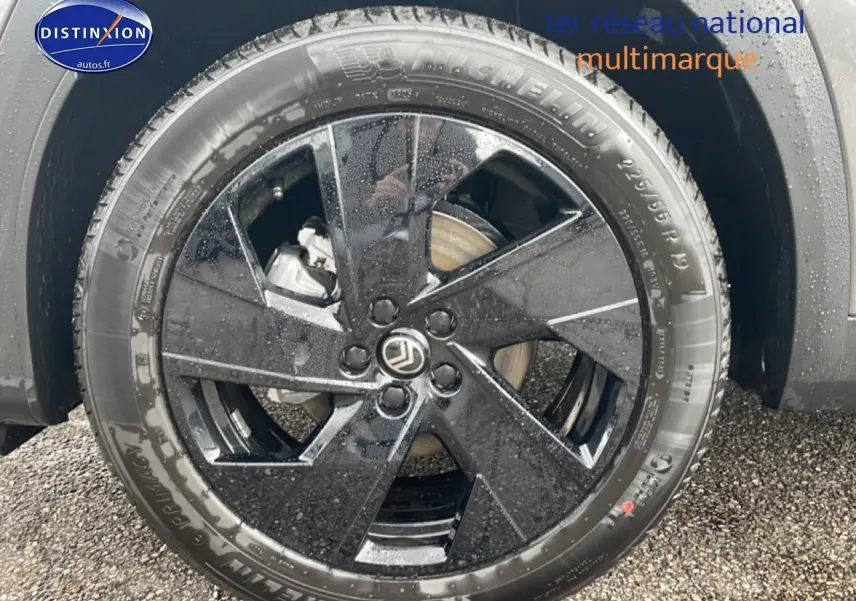 Gros plan sur la jante alliage noire diamantée de 19 pouces du Citroën C5 Aircross gris platinium, avec pneu Michelin.