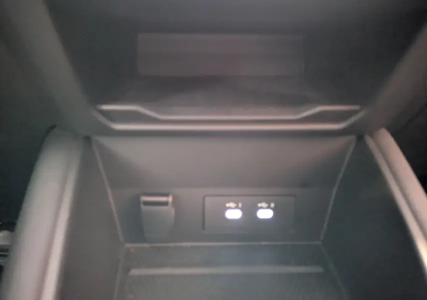 Gros plan sur la console centrale du Renault Symbioz 2025, montrant deux ports USB éclairés et un port 12V.