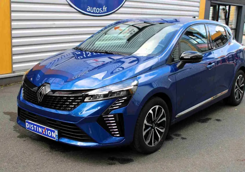 Renault Clio hybride bleu Iron Metal vue 3/4 avant droit, avec calandre noire et feux LED distinctifs.