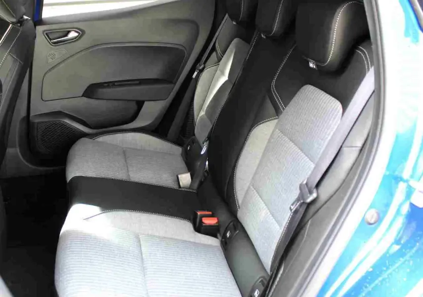 Vue intérieure côté conducteur de la Renault Clio 2025 bleu Iron Metal, sièges tissu gris noir avec surpiqûres contrastées.
