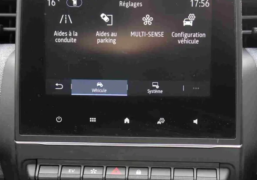 Écran tactile central de la Renault Clio hybride 2025 affichant les réglages d'aides à la conduite et parking, vue intérieure.