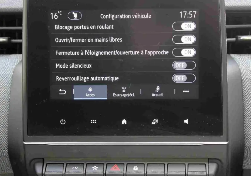 Écran tactile central de la Renault Clio 2025 affichant les réglages d'accès et de verrouillage, intérieur gris noir.