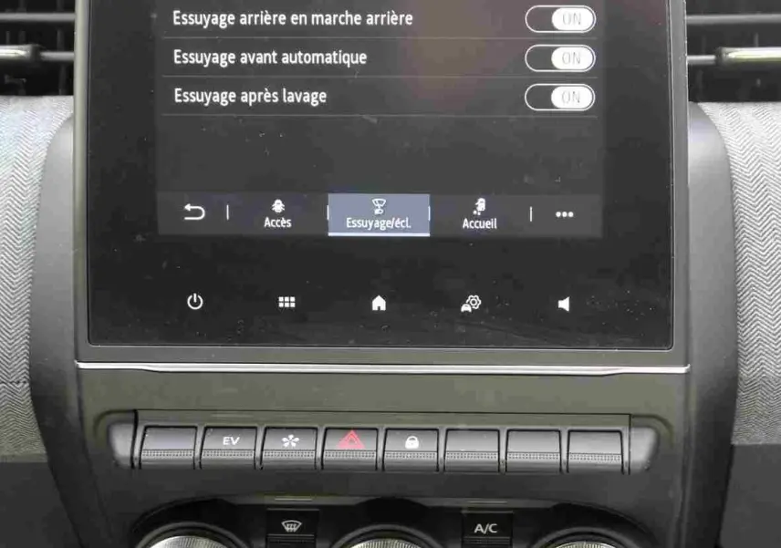 Écran tactile central de la Renault Clio 2025 affichant les réglages d'essuyage, avec commandes climatisation en dessous.