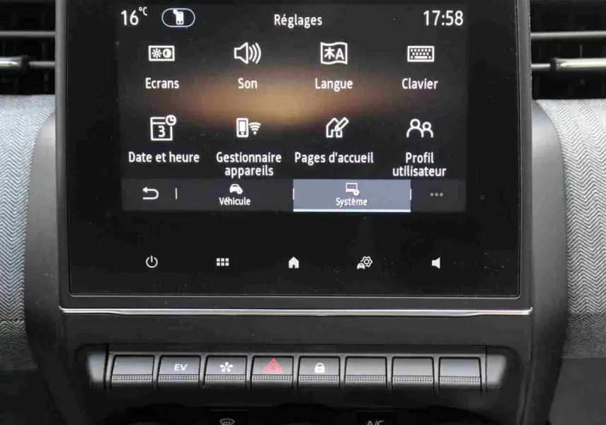 Écran tactile central affichant les réglages du système dans l'habitacle gris-noir de la Renault Clio hybride 2025.