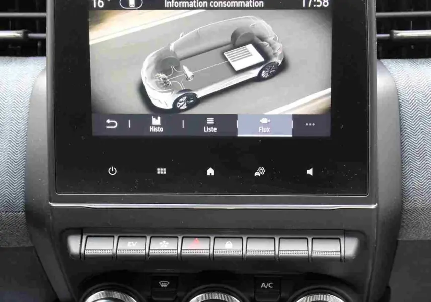 Écran central de la Renault Clio hybride 2025 montrant la consommation d'énergie, avec commandes de climatisation en dessous.