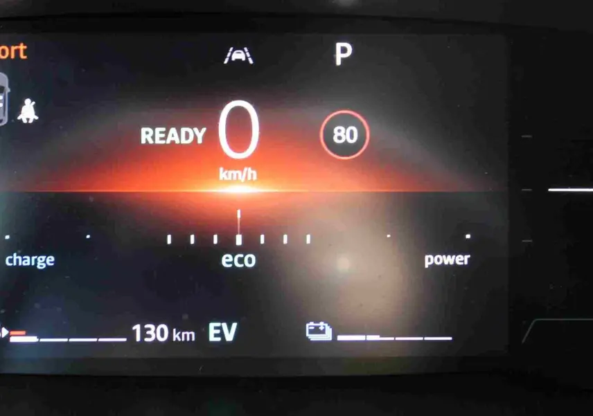 Tableau de bord numérique de Renault Clio hybride, affichant mode Sport, vitesse 0 km/h et autonomie 130 km en EV.