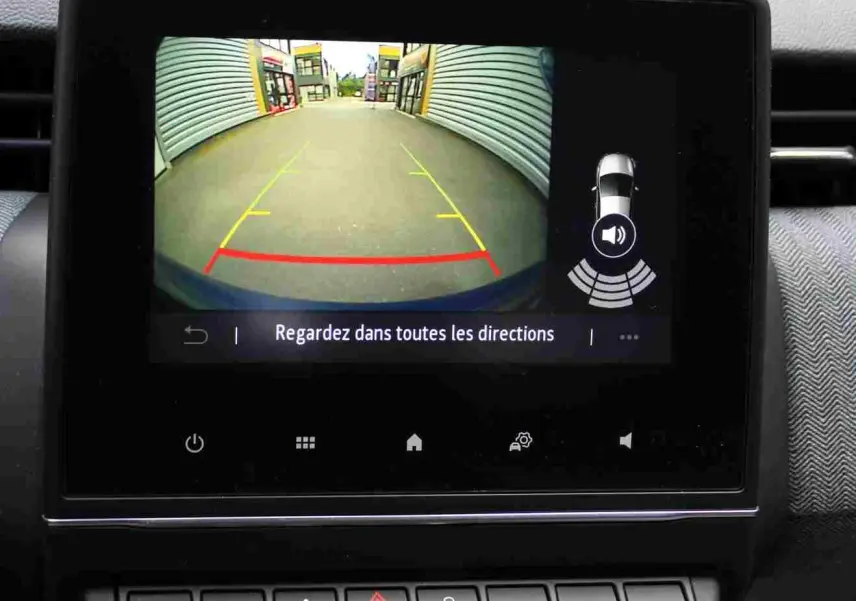 Écran central de la Renault Clio hybride 2025 montrant la caméra de recul avec guidage de trajectoire.