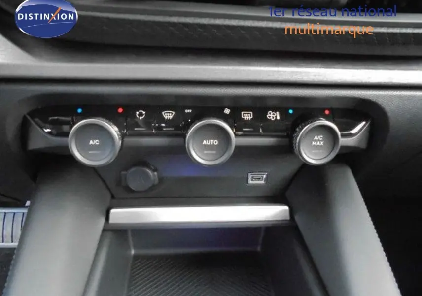 Gros plan sur la console centrale du Citroën C5 X 2023, montrant les commandes de climatisation avec boutons rotatifs.