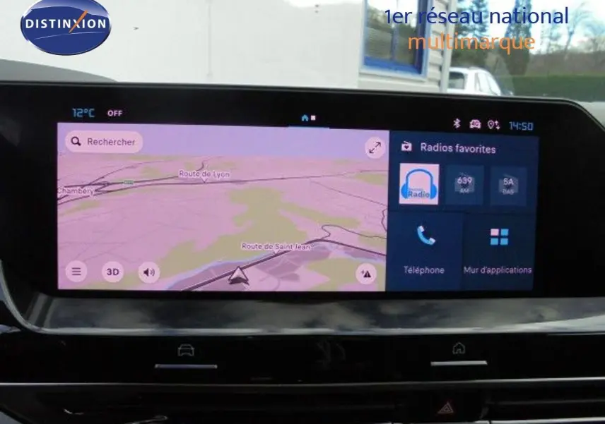 Écran tactile du tableau de bord du Citroën C5 X 2023 affichant la navigation GPS et les options multimédia.