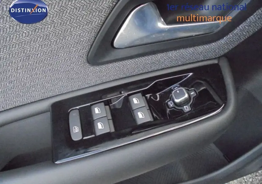 Gros plan sur la commande des vitres et rétroviseurs côté conducteur d'une Citroën C5 X 2023 finition Feel Pack.