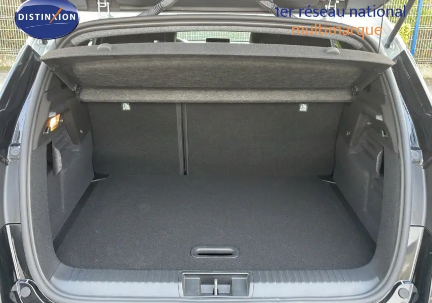 Coffre ouvert en vue arrière d'un Renault Captur noir étoile métal avec toit gris, montrant un espace de chargement vide.