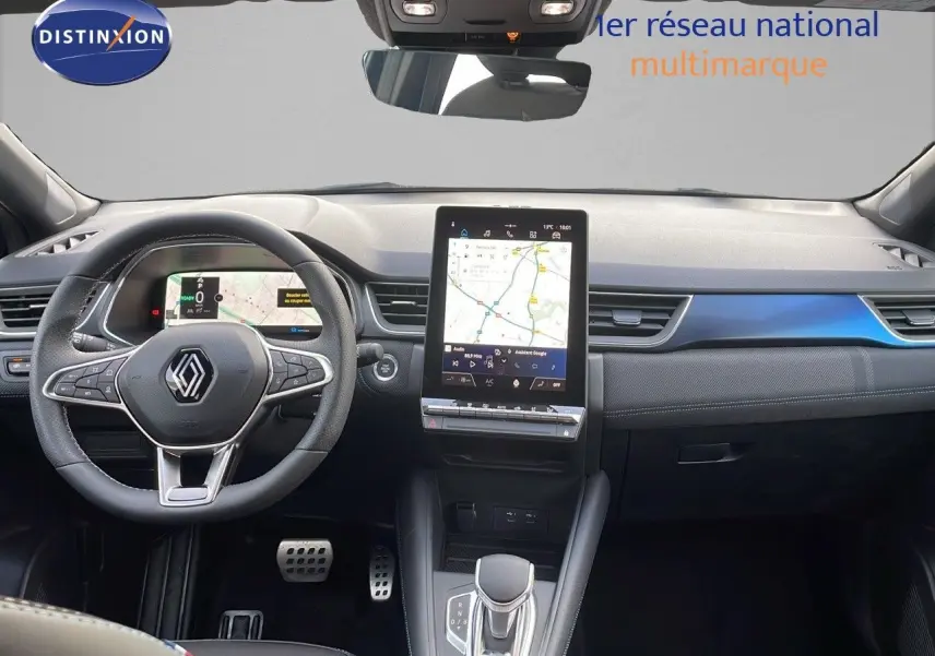 Intérieur du Renault Captur E-Tech hybride 2025, vue frontale du tableau de bord noir avec écran tactile vertical.