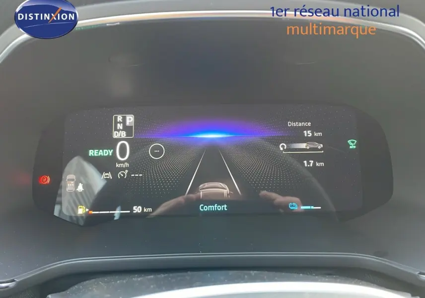 Tableau de bord numérique du Renault Captur E-Tech Hybrid 2025 affichant la vitesse, distance et mode Confort.