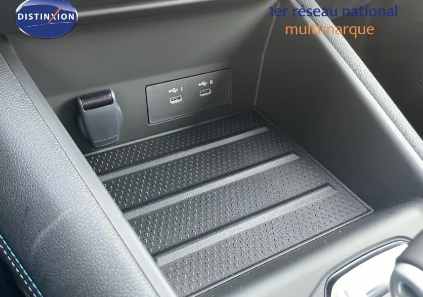 Gros plan sur la console centrale du Renault Captur E-Tech hybride 2025, montrant les ports USB et prise 12V.