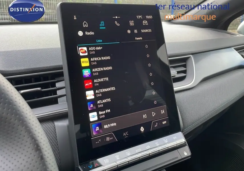 Écran tactile central affichant les stations radio dans l'habitacle du Renault Captur noir étoile métal toit gris.