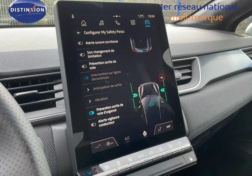 Écran tactile central de la Renault Captur E-Tech hybride 2025, affichant les options d'assistance à la conduite.