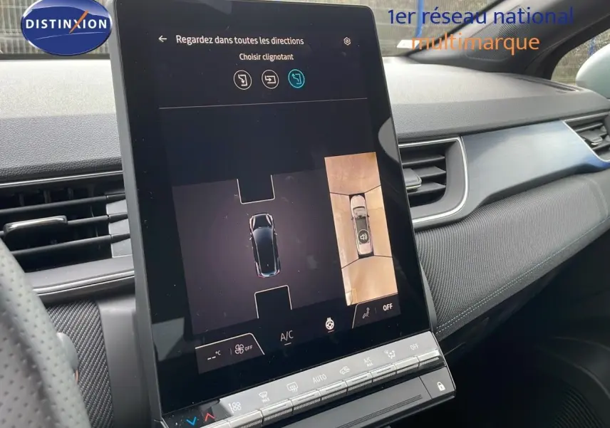Vue rapprochée de l'écran tactile central du Renault Captur E-Tech hybride 2025 affichant l'aide au choix du clignotant.