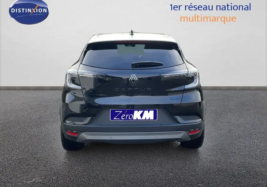 Vue arrière d'un Renault Captur noir étoile métal avec toit gris, mettant en valeur son design moderne et épuré.