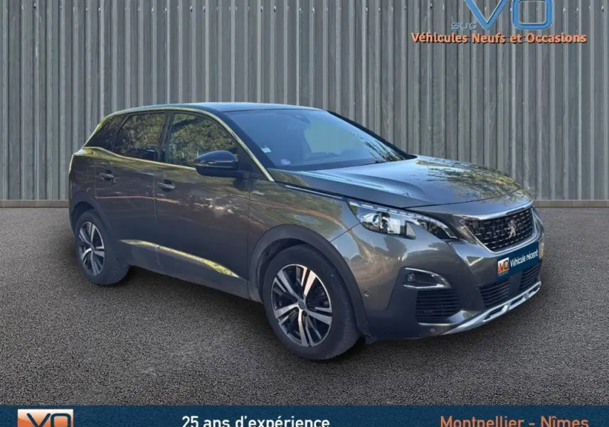 Peugeot 3008 gris foncé en vue 3/4 avant droit, avec jantes alliage 18 pouces et calandre noire distinctive.