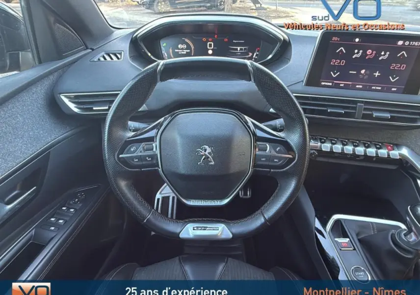 Vue intérieure centrée sur le volant cuir et le cockpit numérique du Peugeot 3008 gris foncé, version GT Line 2018.