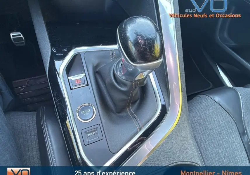 Gros plan sur la console centrale d’un Peugeot 3008 gris foncé 2018 avec levier de vitesse manuel et bouton start/stop.