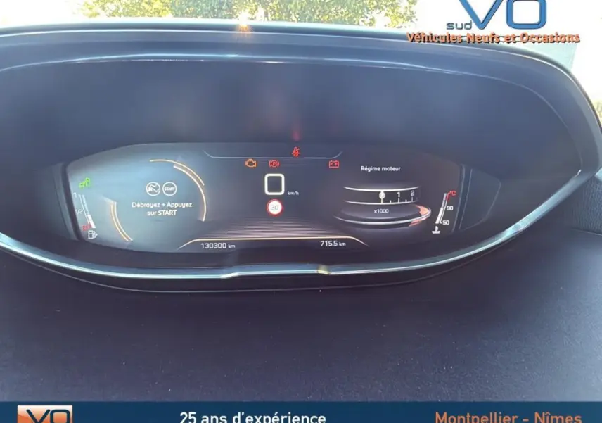 Cockpit numérique du Peugeot 3008 gris foncé, affichage digital avec compteurs et indications au tableau de bord.