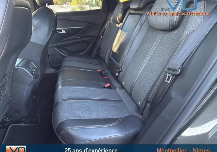 Vue latérale droite des sièges arrière en cuir et tissu gris foncé du Peugeot 3008 GT Line 2018.