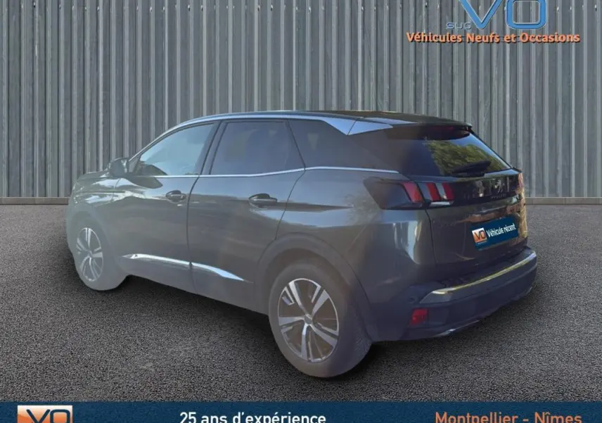 Peugeot 3008 gris foncé vue 3/4 arrière droit, avec jantes alliage 18 pouces et feux arrière à griffes distinctifs.