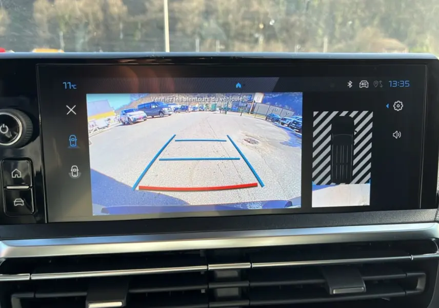 Écran tactile intérieur montrant la caméra de recul et l'affichage 360 du Peugeot Traveller gris acier 2025.