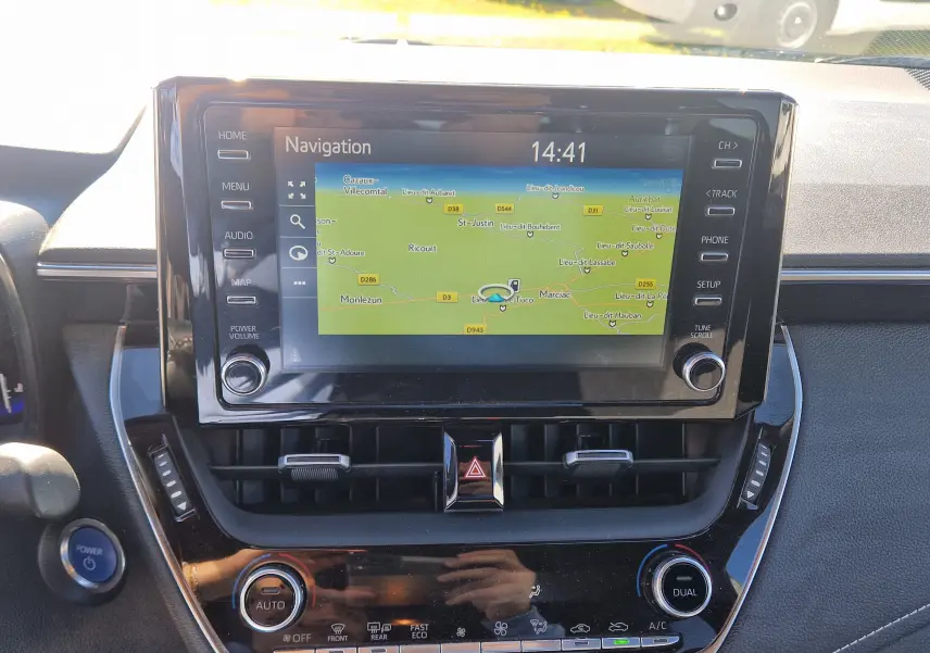 Tableau de bord de Toyota Corolla Hybride 122h 2019 avec écran tactile de navigation et commandes climatisation.