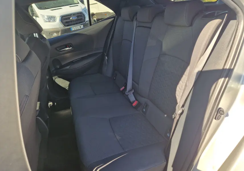 Vue intérieure côté droit des sièges arrière noirs avec motifs géométriques d'une Toyota Corolla Hybride 2019 gris clair métal.