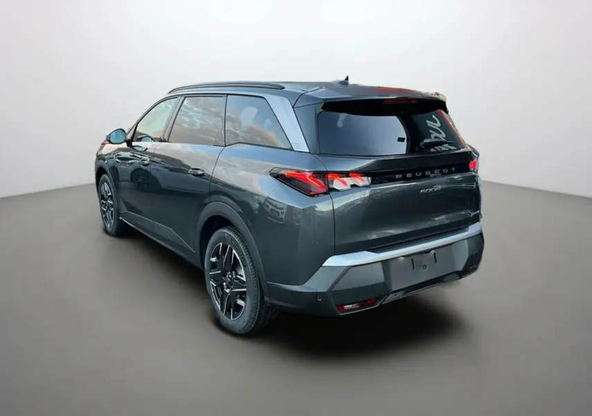 Peugeot 5008 Hybrid gris titane avec toit noir, vue 3/4 arrière droit, jantes alu 19 pouces et feux LED distinctifs.