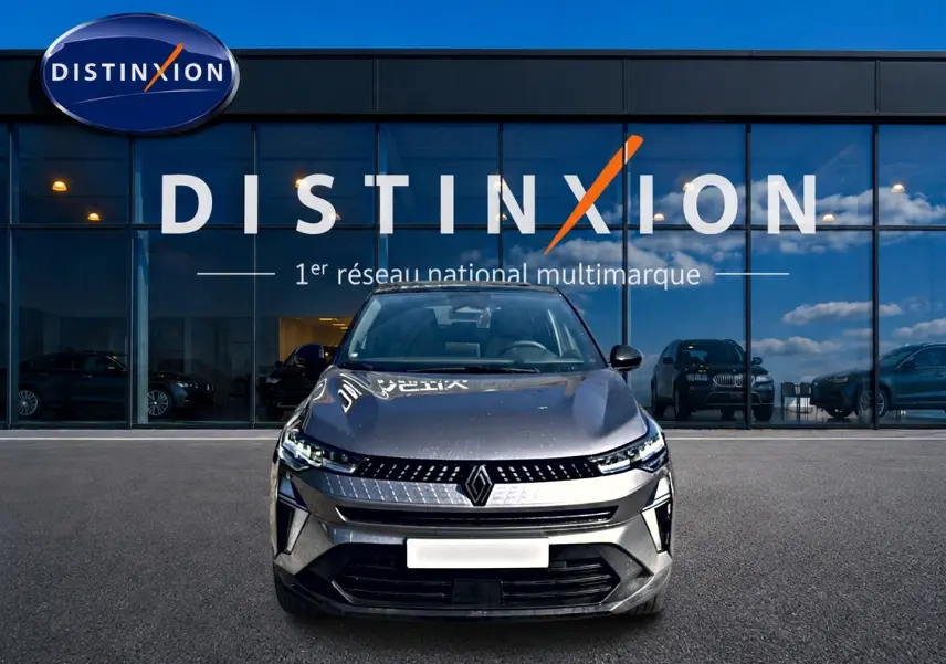 Vue frontale d'un Renault Captur gris cassiopée 2026, avec calandre moderne et phares LED distinctifs.