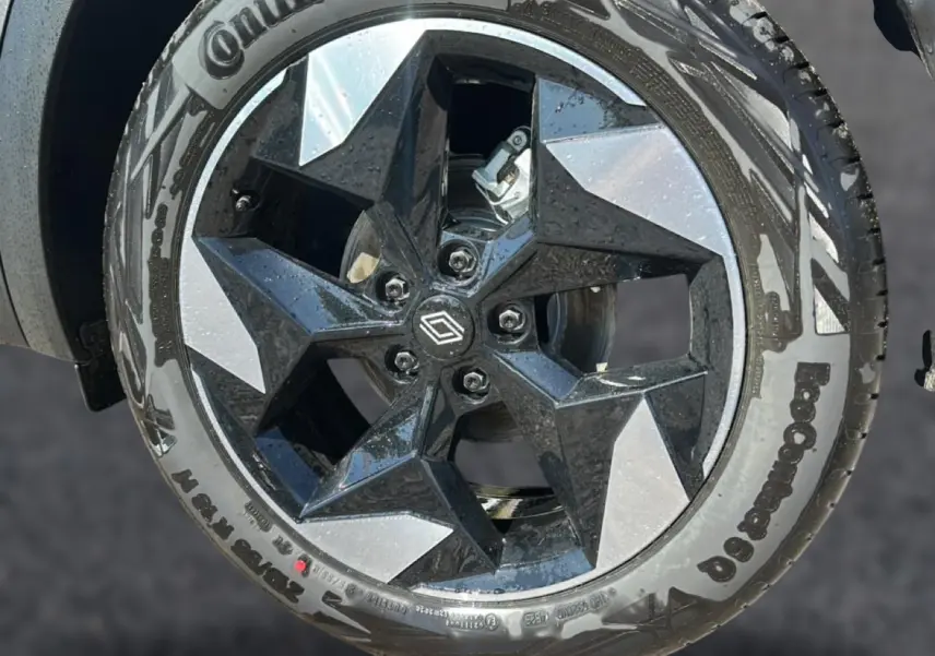 Gros plan sur la jante alu noire et grise du Renault Captur 2026 gris cassiopée, avec pneu Continental visible.