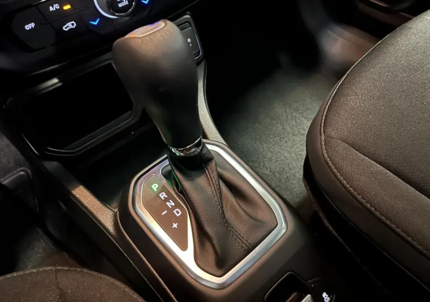 Gros plan sur le levier de vitesses automatique noir et la console centrale du Jeep Renegade 2024 finition Altitude.