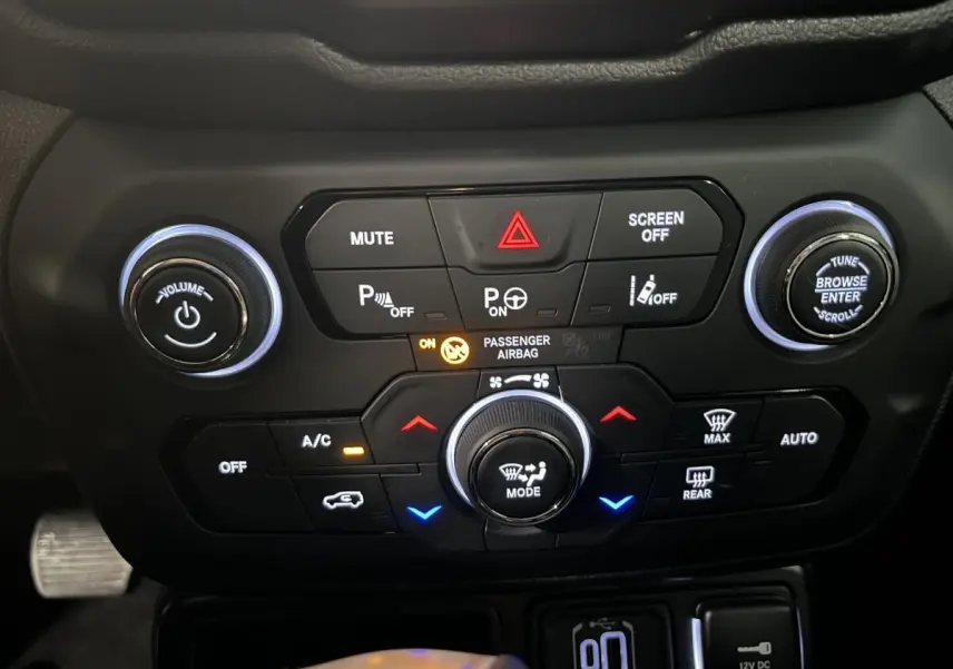 Panneau de commandes climatisation et audio du Jeep Renegade 2024, boutons rétroéclairés et indicateurs lumineux.