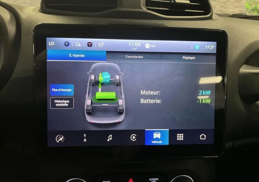 Écran tactile intérieur du Jeep Renegade 2024 montrant le flux d'énergie hybride avec interface claire et moderne.