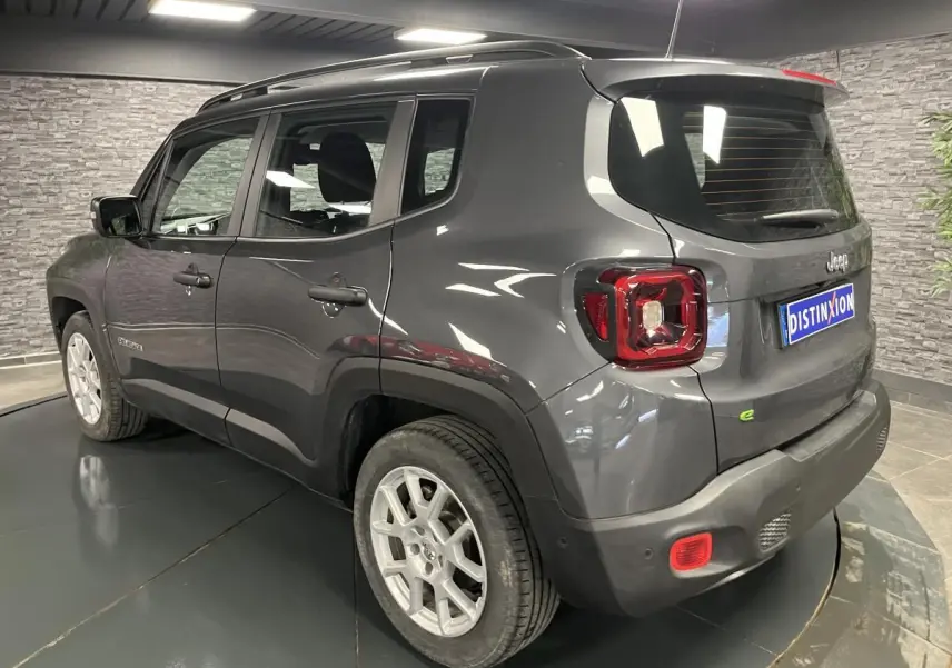 Vue 3/4 arrière droite d'un Jeep Renegade gris métallisé avec feux arrière carrés et jantes alliage 17 pouces.