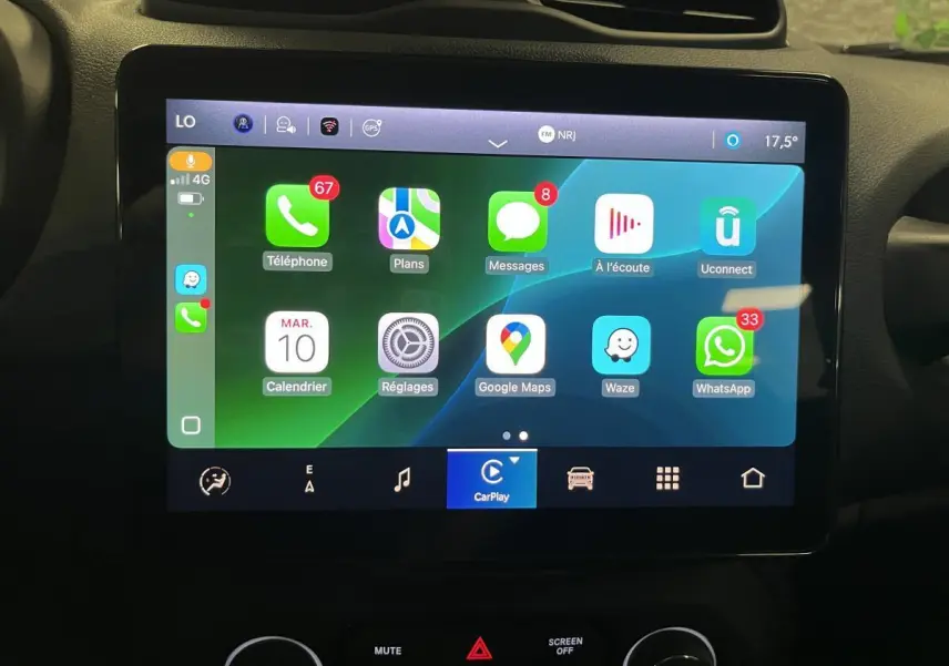 Écran tactile central du Jeep Renegade 2024 affichant Apple CarPlay avec icônes colorées et commandes en dessous.