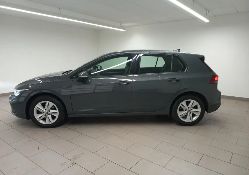 Volkswagen Golf 1.5 TSI 130 DSG7 Life Plus gris dauphin vue de profil côté gauche en intérieur.