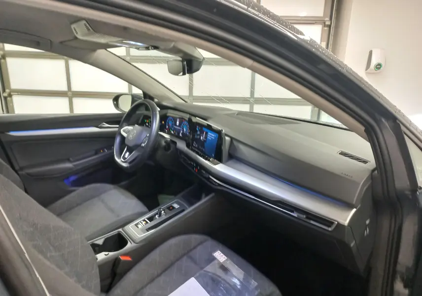 Intérieur de la Volkswagen Golf 1.5 TSI 130 DSG7 Life Plus 2023, vue côté conducteur, ambiance moderne et épurée.