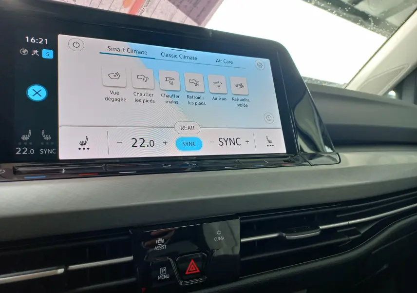 Vue rapprochée de l'écran tactile central et tableau de bord de la Volkswagen Golf 1.5 TSI 130 DSG7 Life Plus 2023.