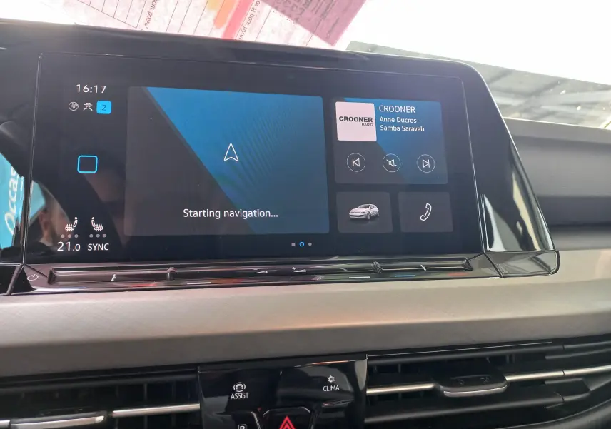 Écran tactile central de la Volkswagen Golf 1.5 TSI 130 DSG7 Life Plus 2023 affichant la navigation et la radio.